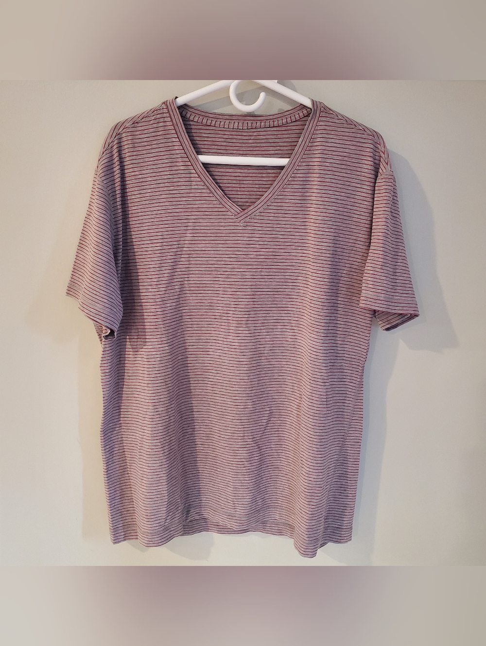 Lululemon Men's Striped V-neck Short Sleeve Performance T-shirt Gray/Red Men's L